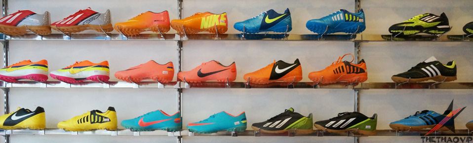 Giày đá bóng sân cỏ nhân tạo Nike, Adidas